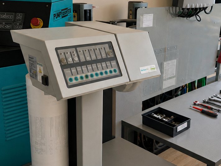 Verpackungsmaschine von Sealed Air mit Papierrolle im Werkstattraum neben dem Prüfstand